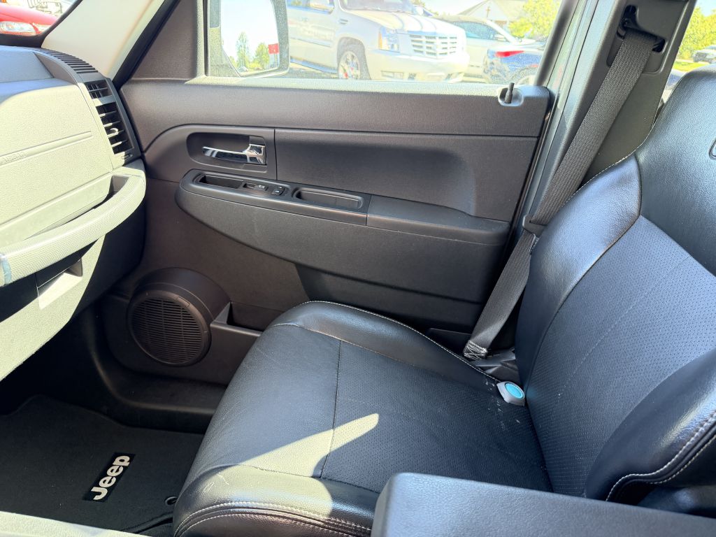 Photo 12 of this JEEP LIBERTY