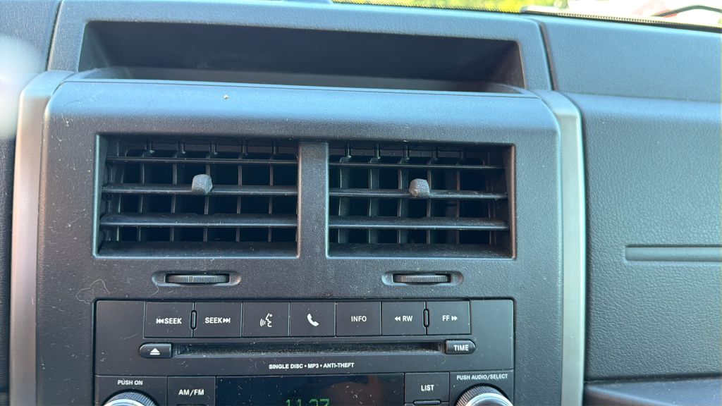 Photo 16 of this JEEP LIBERTY