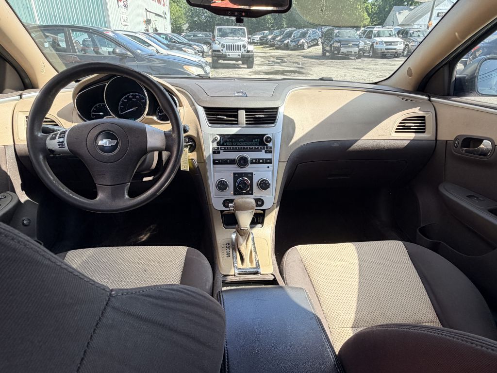 Photo 6 of this CHEVROLET MALIBU