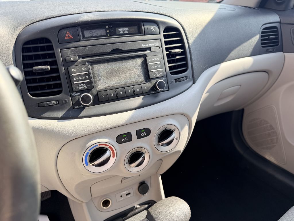 Photo 9 of this HYUNDAI ACCENT