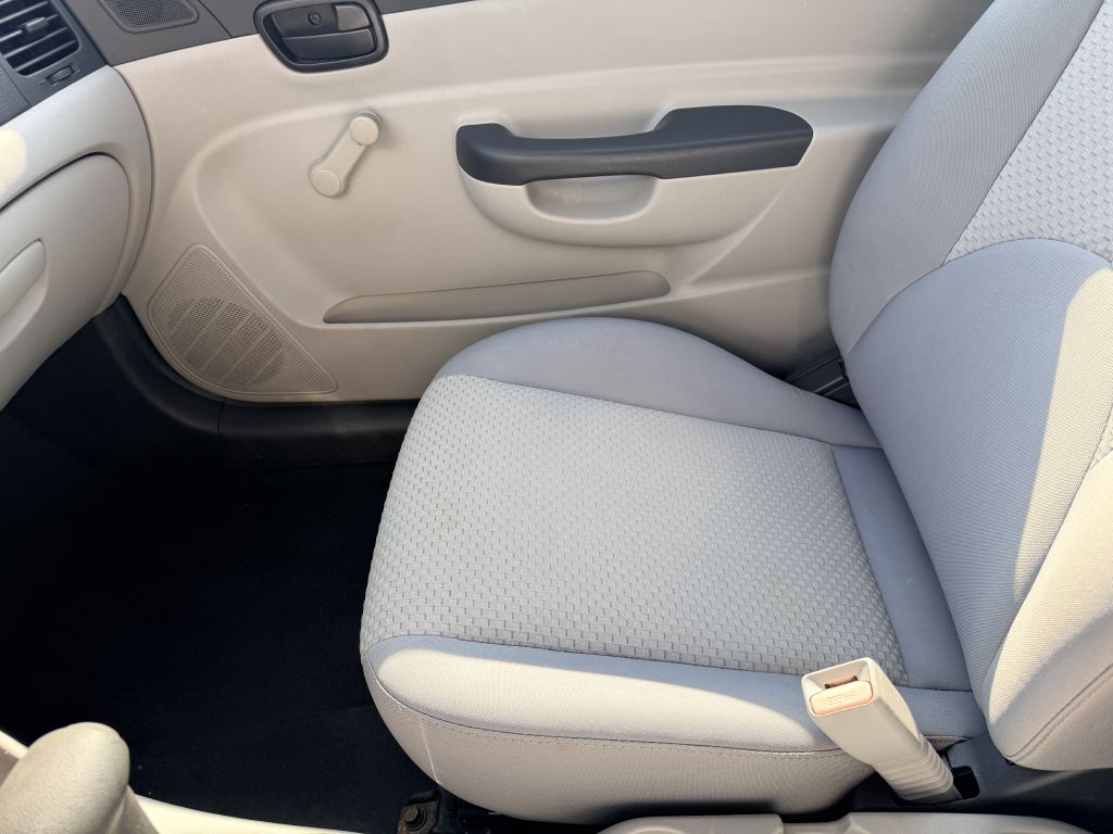 Photo 10 of this HYUNDAI ACCENT