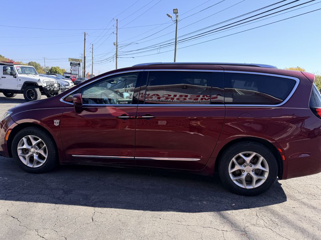 Photo 3 of this CHRYSLER PACIFICA