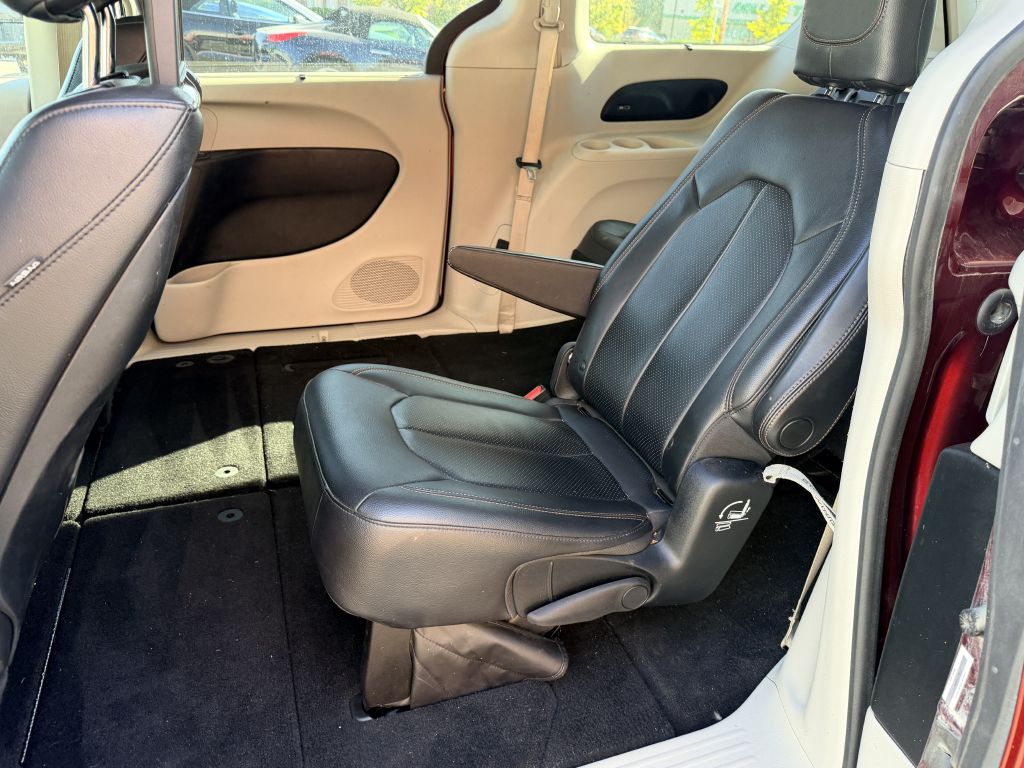 Photo 6 of this CHRYSLER PACIFICA