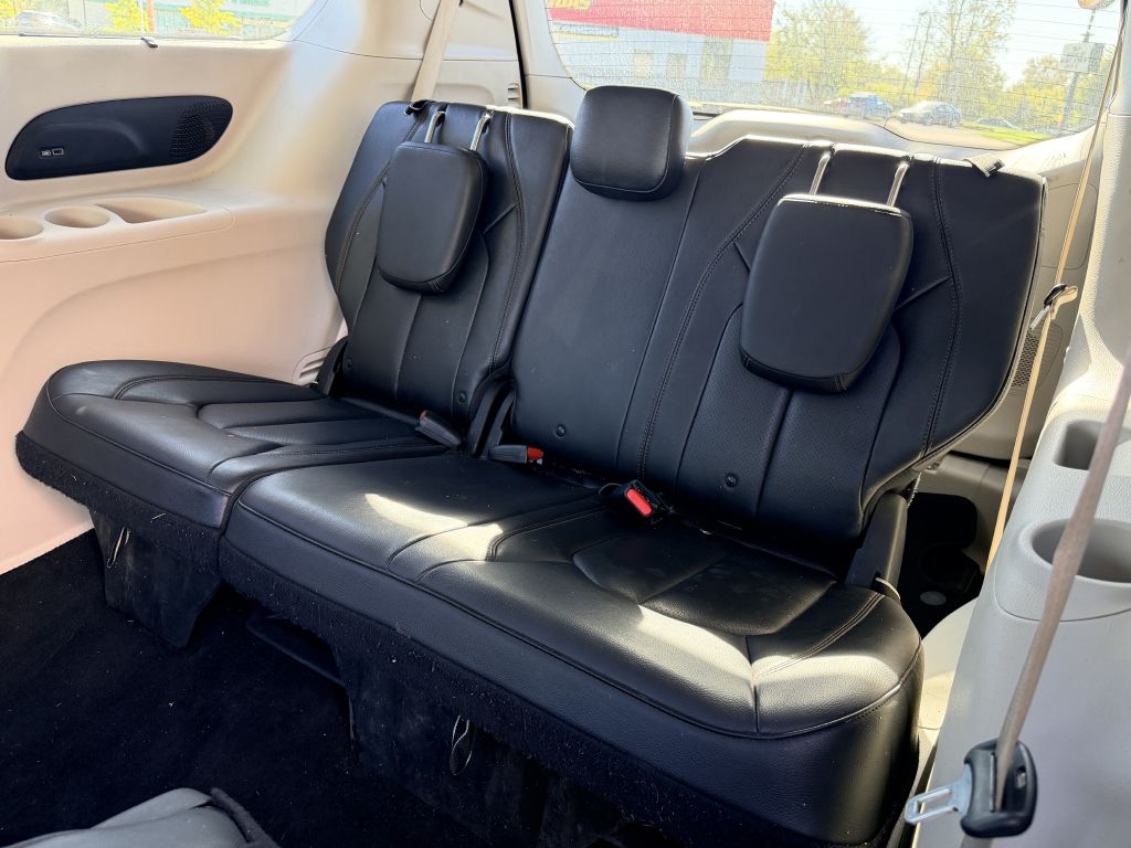 Photo 7 of this CHRYSLER PACIFICA