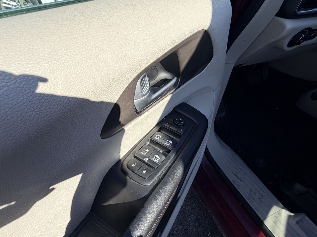 Photo 12 of this CHRYSLER PACIFICA