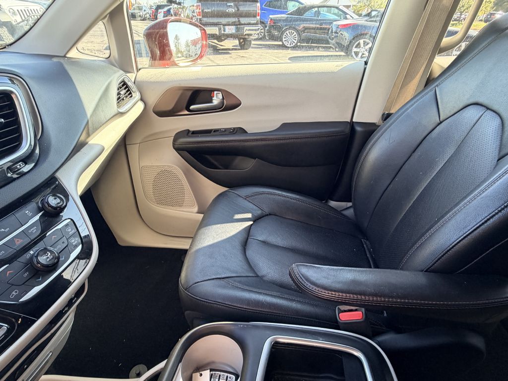 Photo 16 of this CHRYSLER PACIFICA