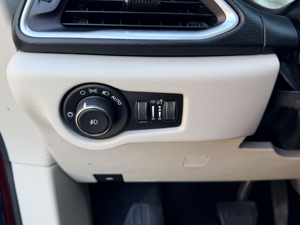 Photo 17 of this CHRYSLER PACIFICA