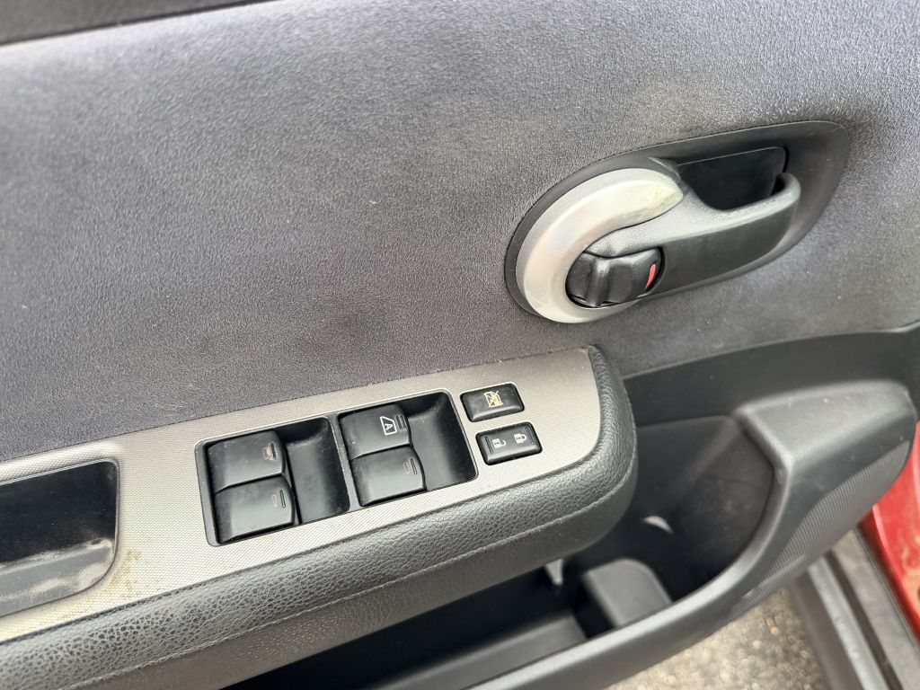 Photo 7 of this NISSAN VERSA
