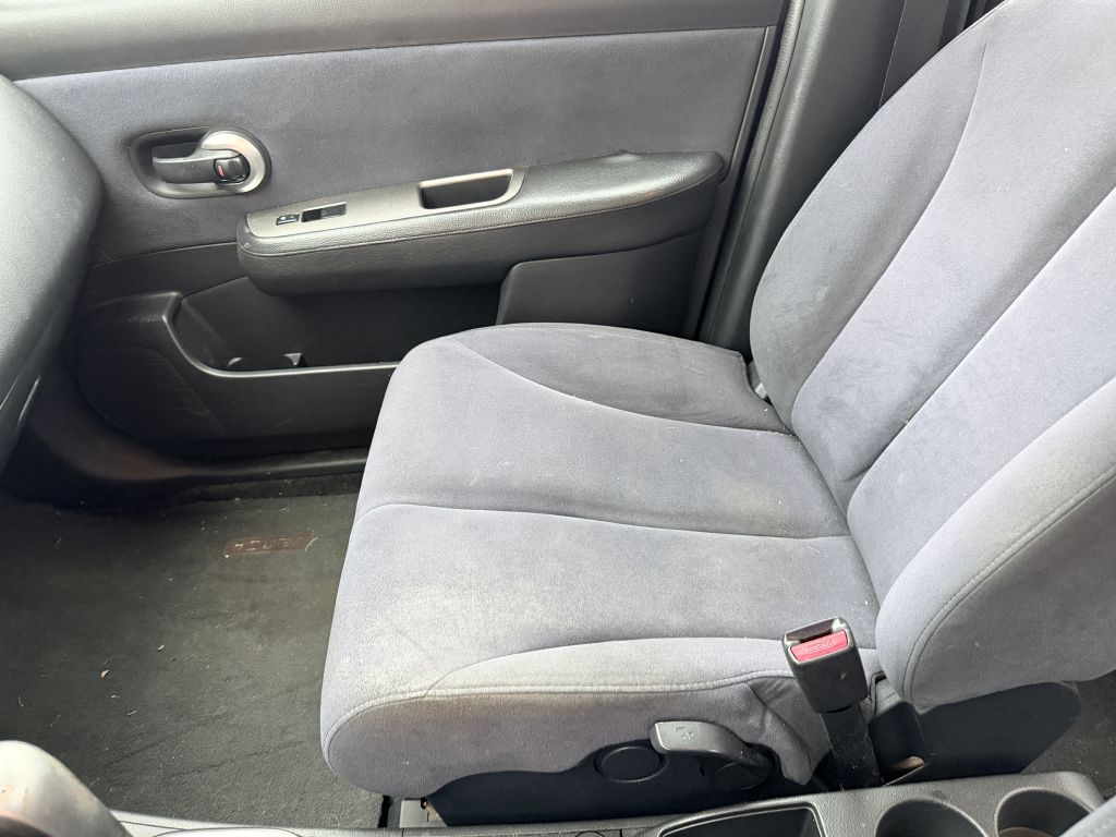 Photo 11 of this NISSAN VERSA