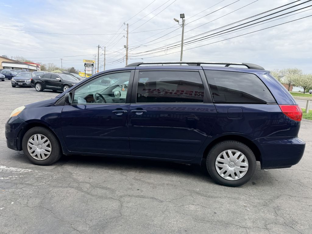Photo 3 of this TOYOTA SIENNA