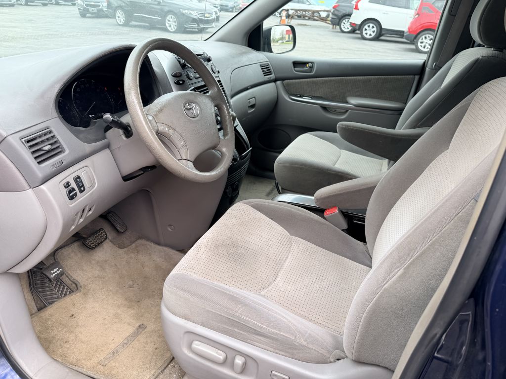 Photo 10 of this TOYOTA SIENNA