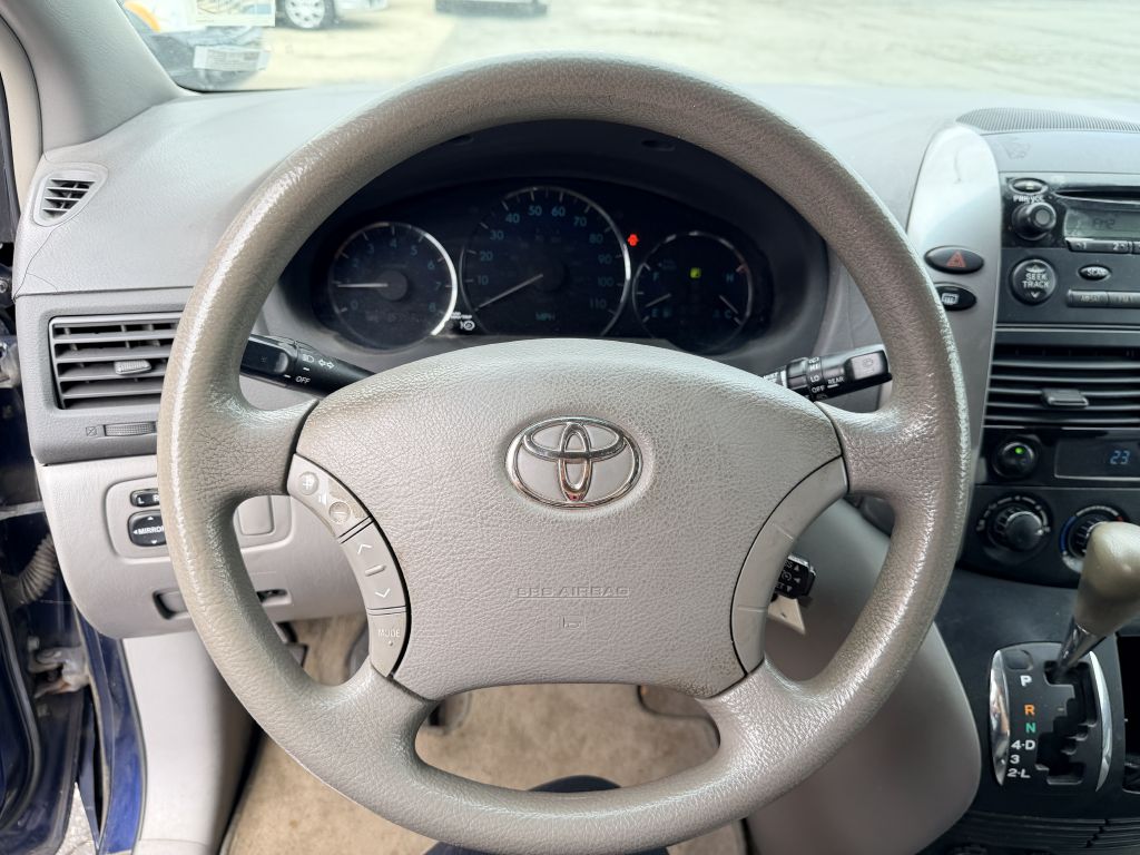 Photo 11 of this TOYOTA SIENNA