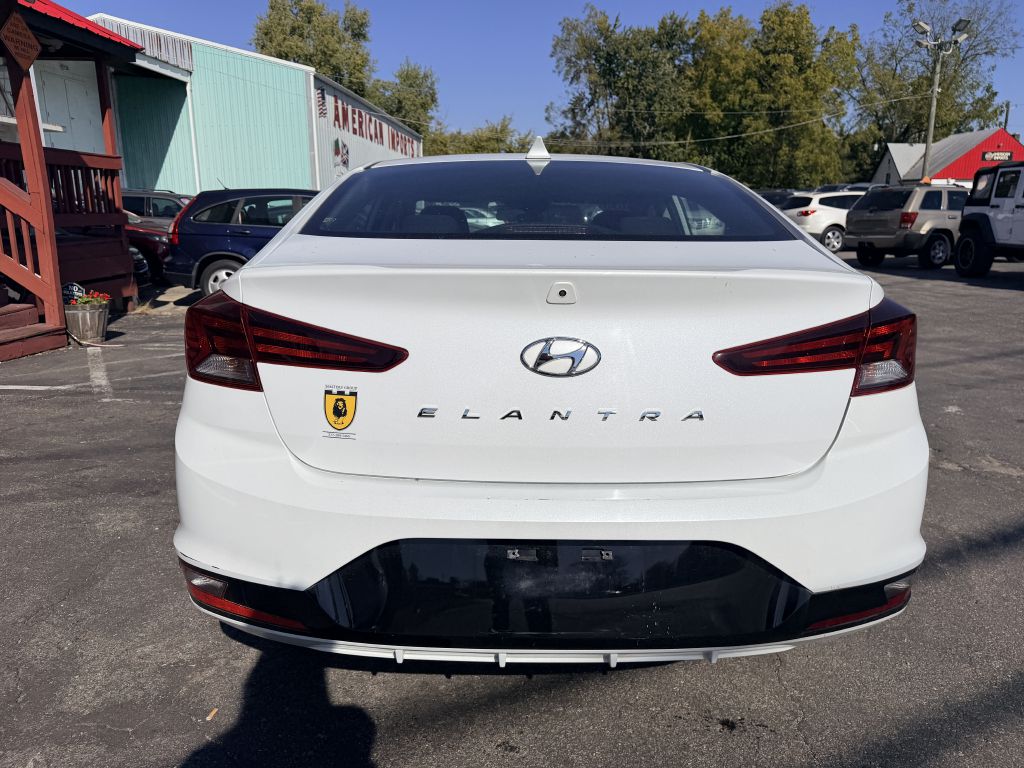 Photo 4 of this HYUNDAI ELANTRA