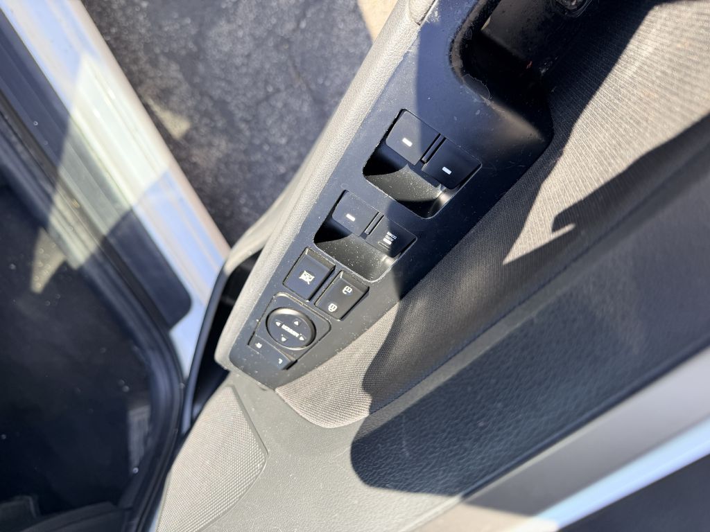 Photo 7 of this HYUNDAI ELANTRA