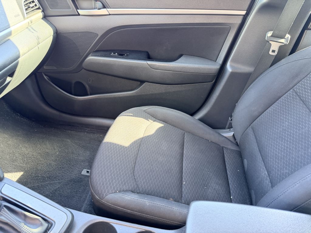 Photo 11 of this HYUNDAI ELANTRA