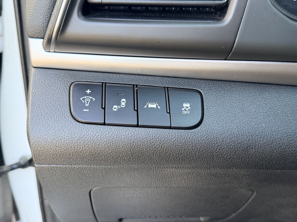 Photo 12 of this HYUNDAI ELANTRA