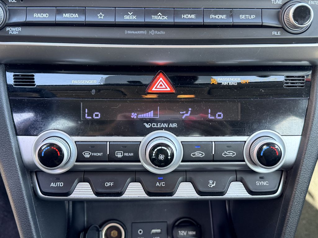 Photo 17 of this HYUNDAI ELANTRA