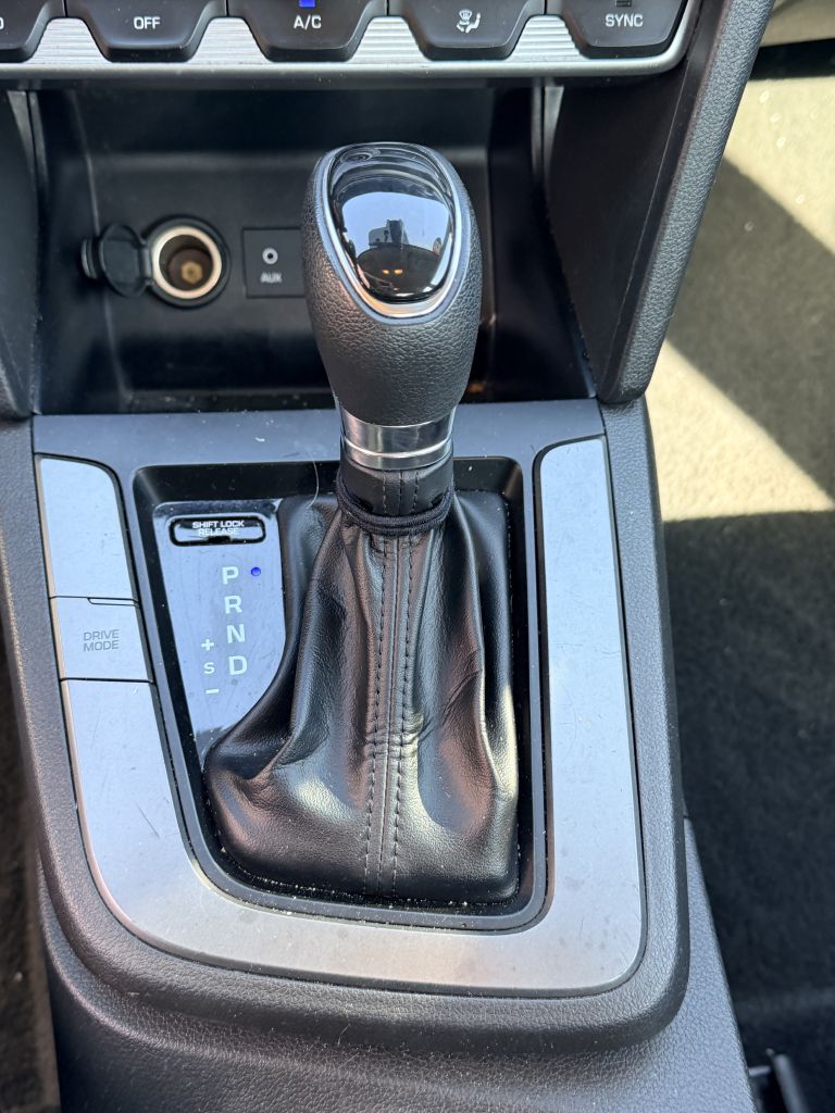Photo 19 of this HYUNDAI ELANTRA