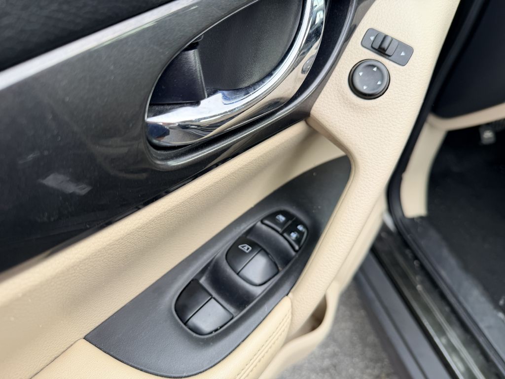 Photo 8 of this NISSAN ROGUE