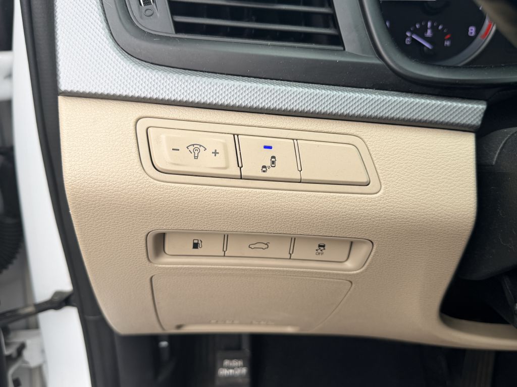 Photo 13 of this HYUNDAI SONATA