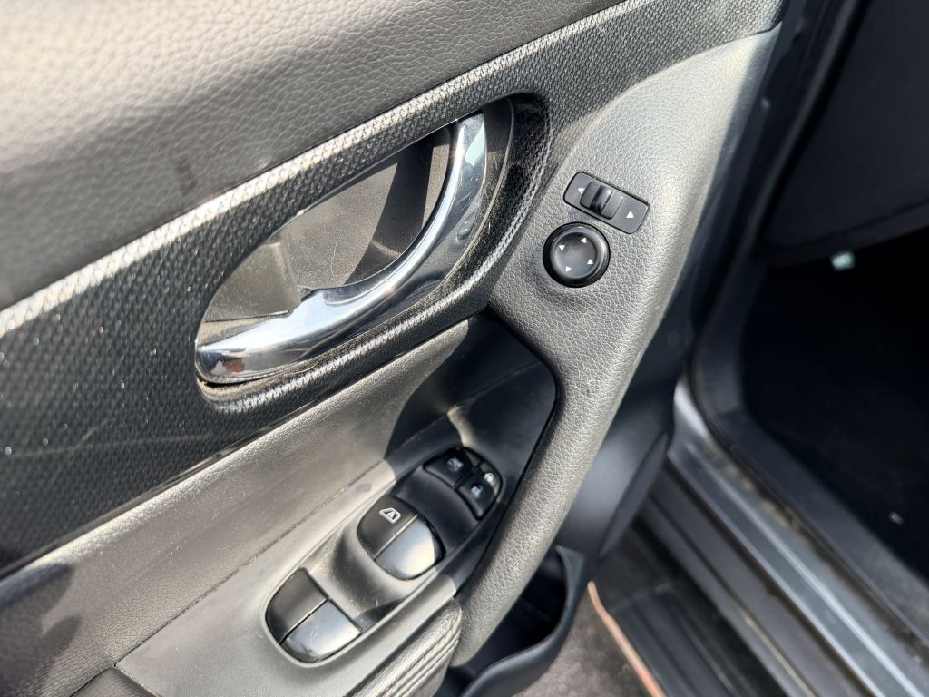 Photo 8 of this NISSAN ROGUE
