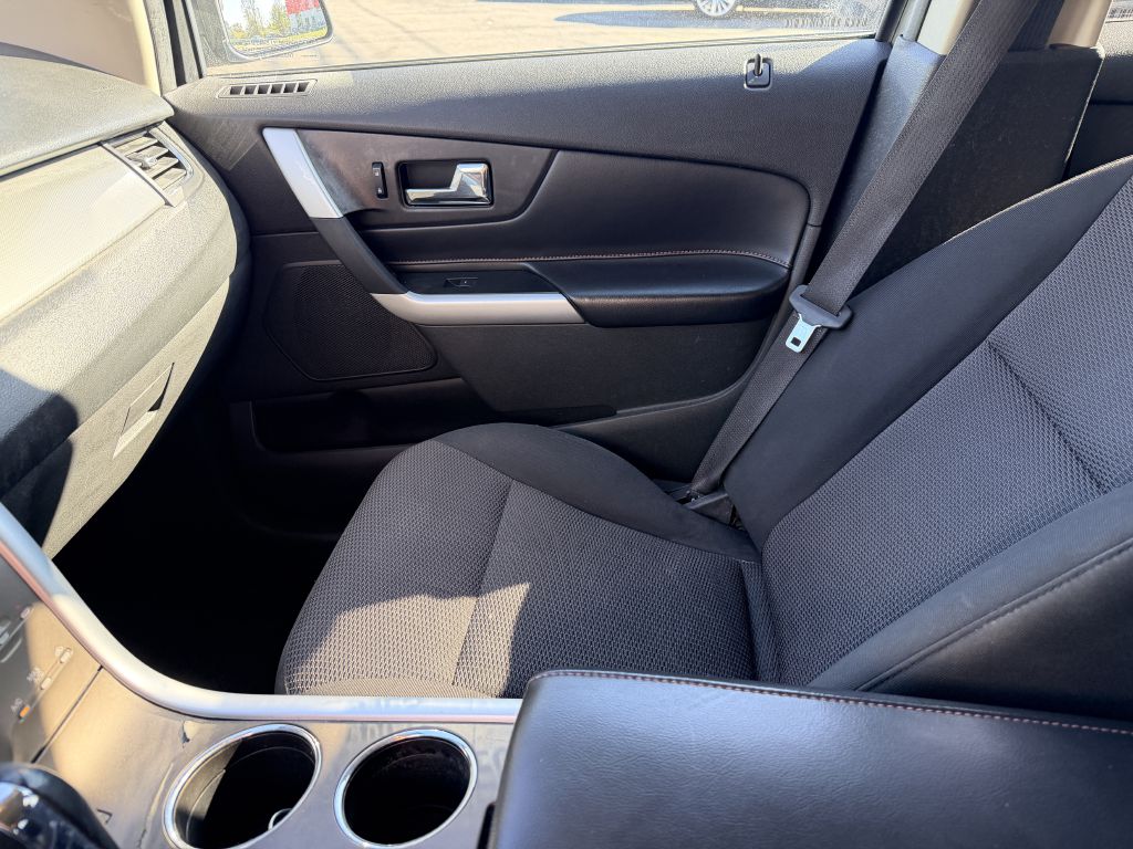 Photo 12 of this FORD EDGE