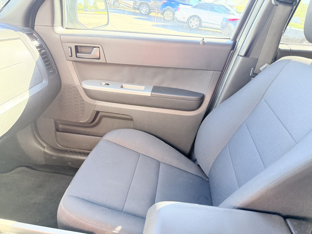 Photo 13 of this FORD ESCAPE
