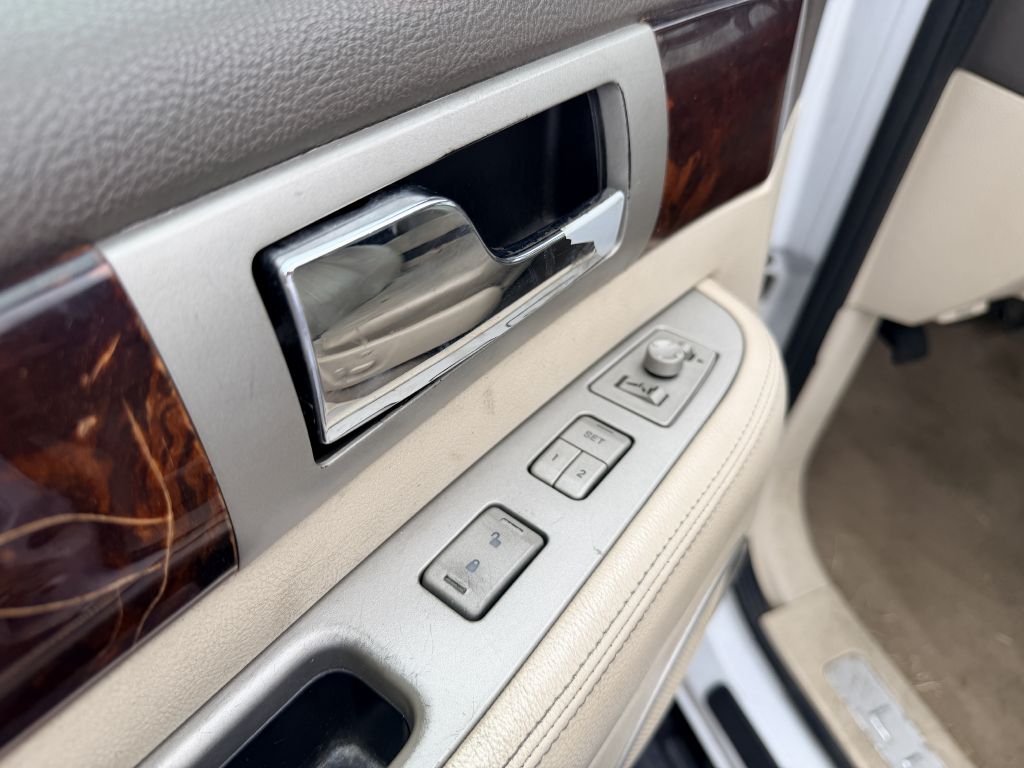 Photo 11 of this LINCOLN NAVIGATOR