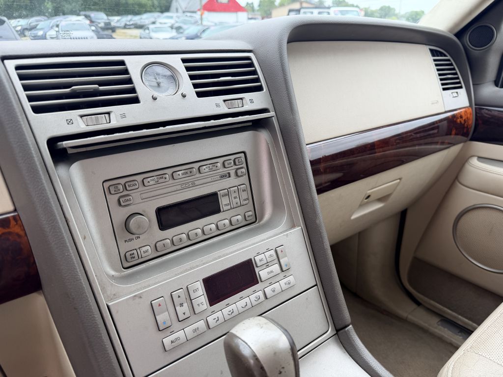 Photo 14 of this LINCOLN NAVIGATOR