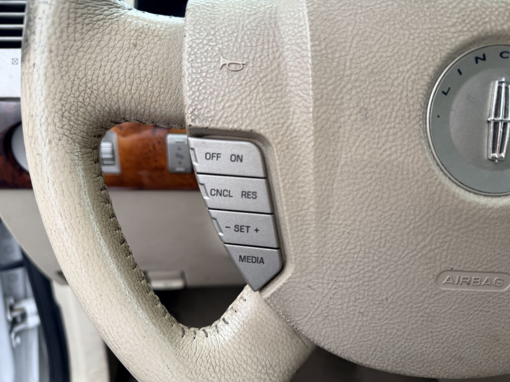 Photo 17 of this LINCOLN NAVIGATOR