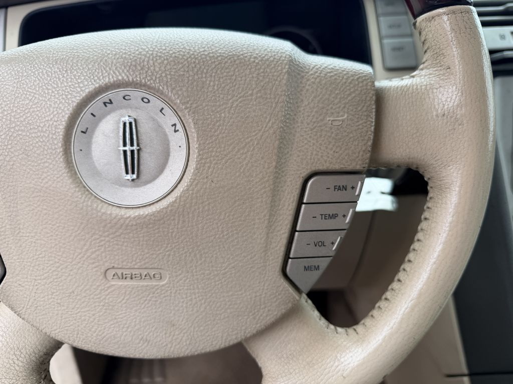 Photo 18 of this LINCOLN NAVIGATOR