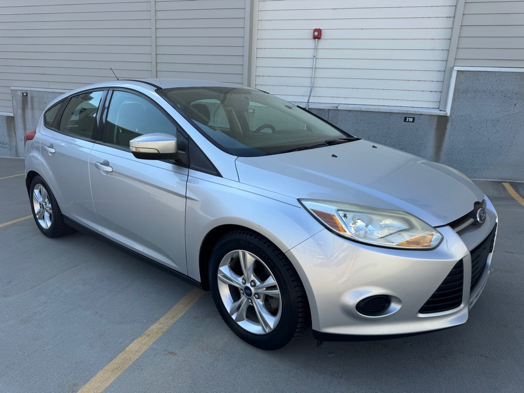 Silver 2014 Ford Focus SE Hatchback Hatchback Front-Wheel Drive Automatic