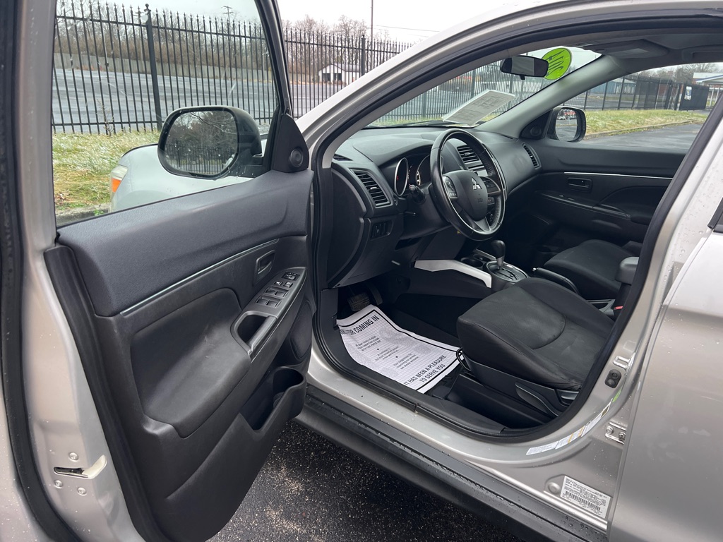 Photo 13 of this MITSUBISHI OUTLANDER SPORT