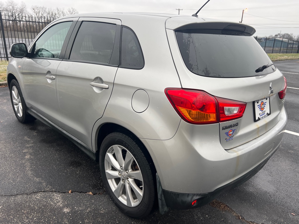 Photo 5 of this MITSUBISHI OUTLANDER SPORT