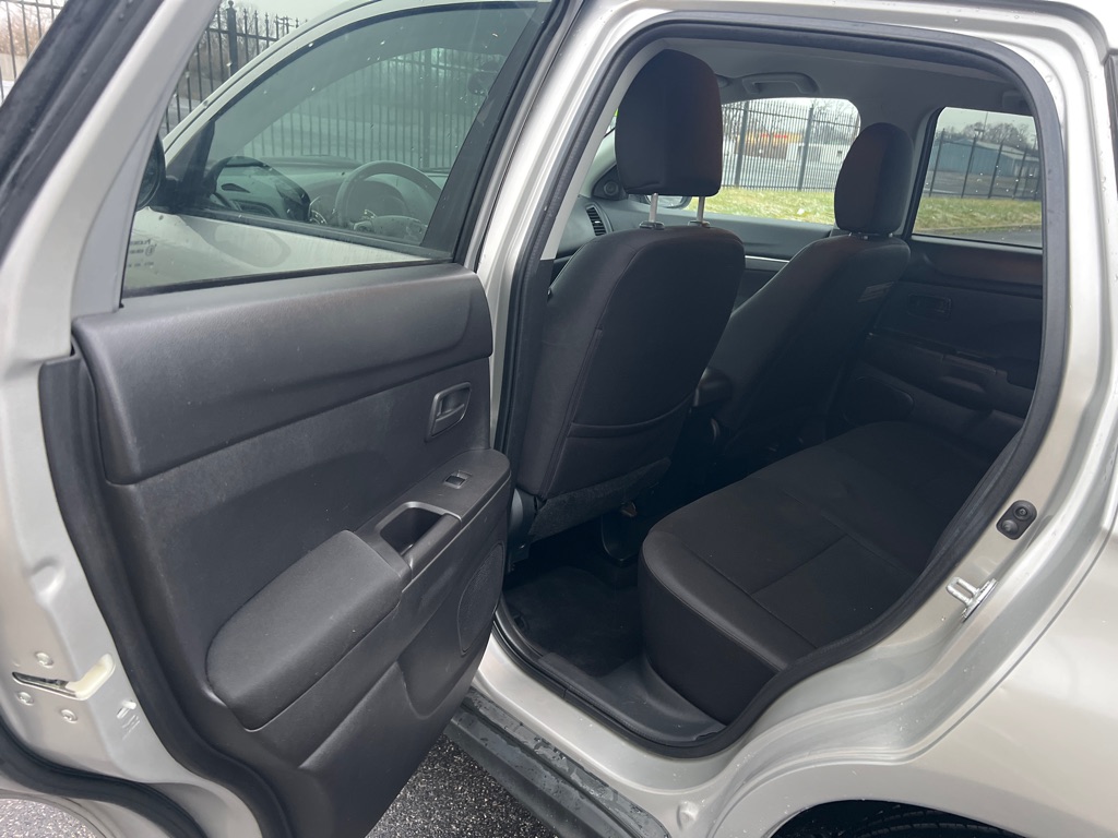 Photo 12 of this MITSUBISHI OUTLANDER SPORT