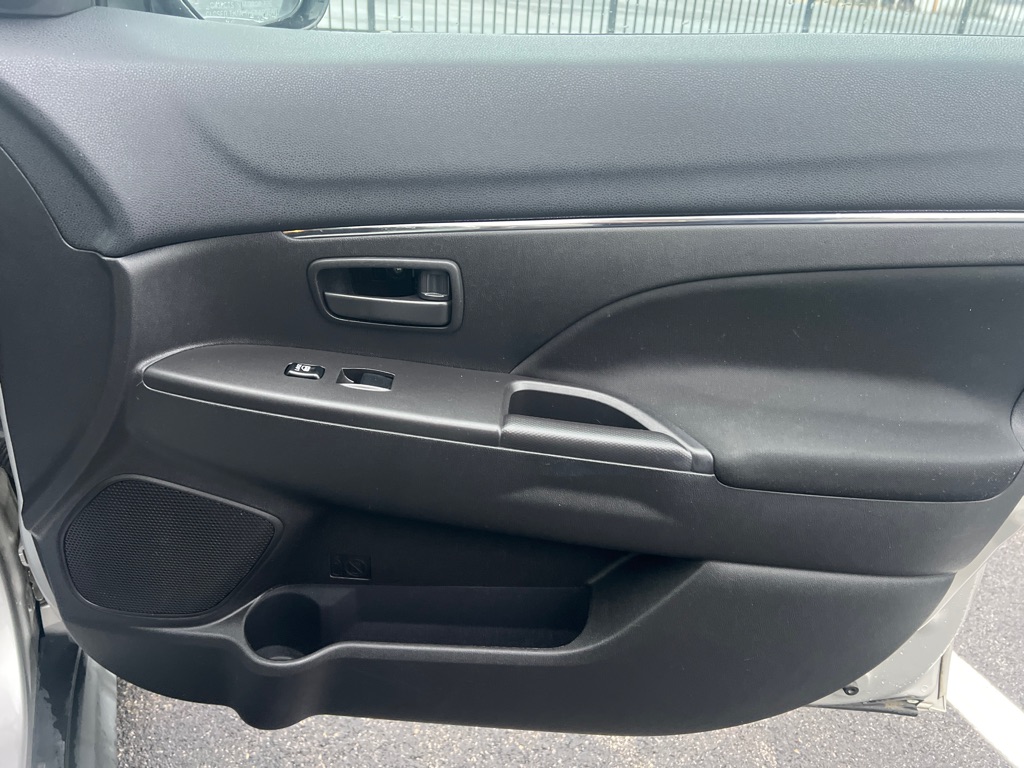 Photo 10 of this MITSUBISHI OUTLANDER SPORT