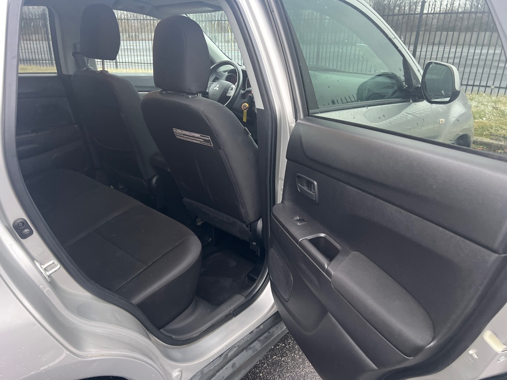 Photo 11 of this MITSUBISHI OUTLANDER SPORT
