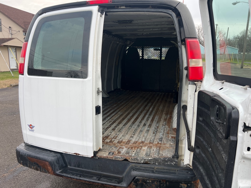 Photo 13 of this CHEVROLET EXPRESS G2500