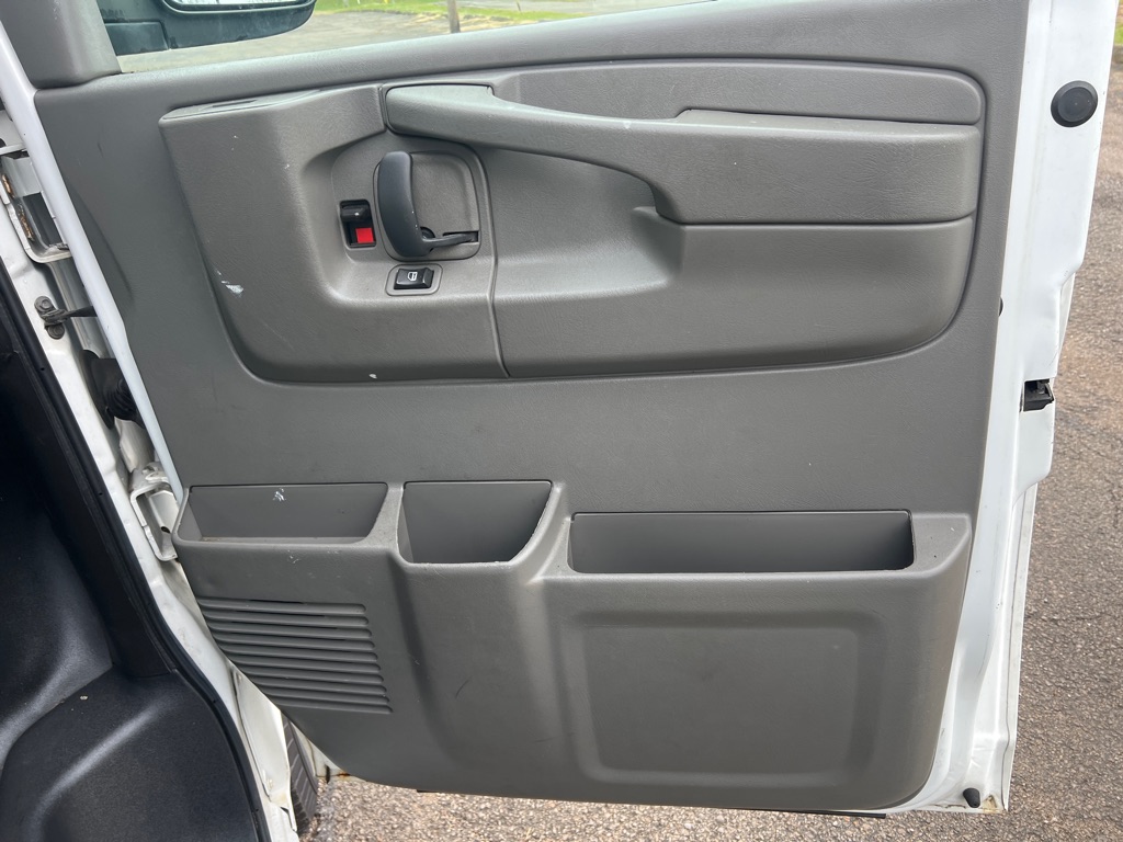 Photo 10 of this CHEVROLET EXPRESS G2500