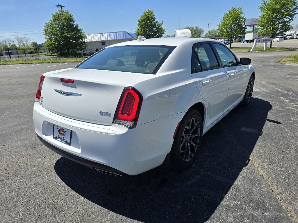 Photo 7 of this CHRYSLER 300