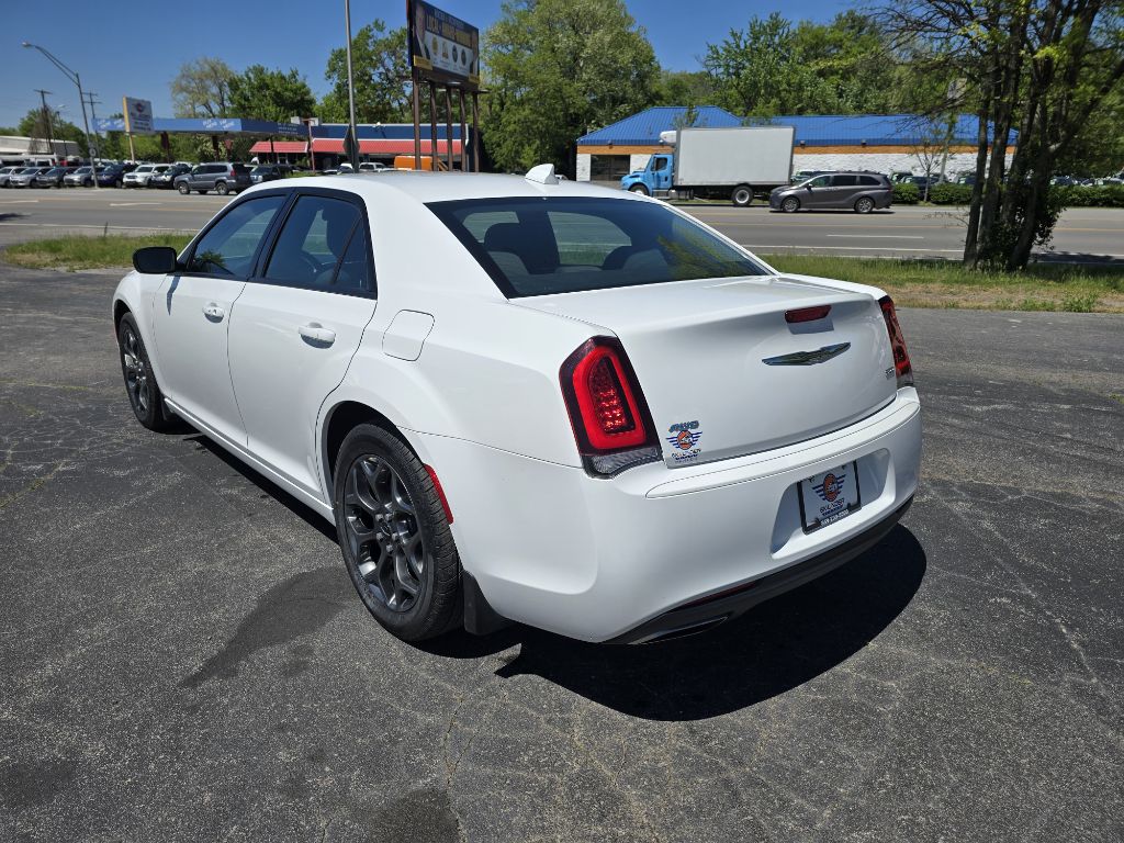 Photo 4 of this CHRYSLER 300