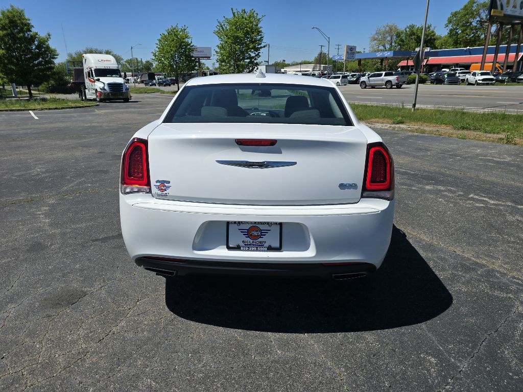 Photo 6 of this CHRYSLER 300