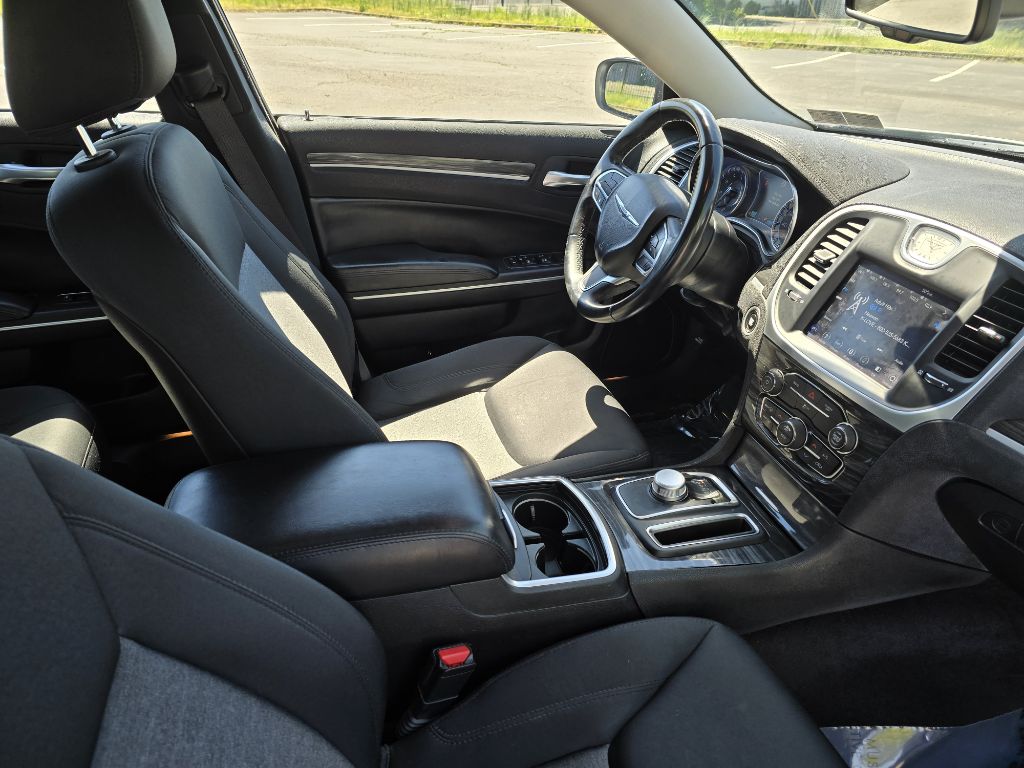 Photo 9 of this CHRYSLER 300