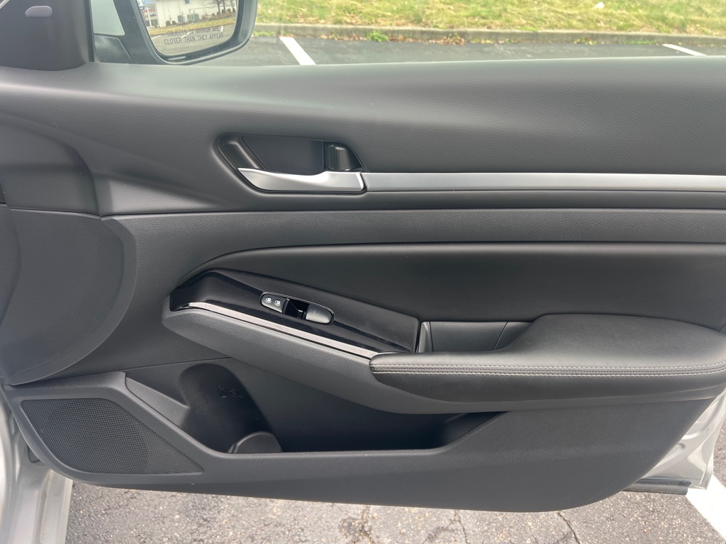 Photo 10 of this NISSAN ALTIMA