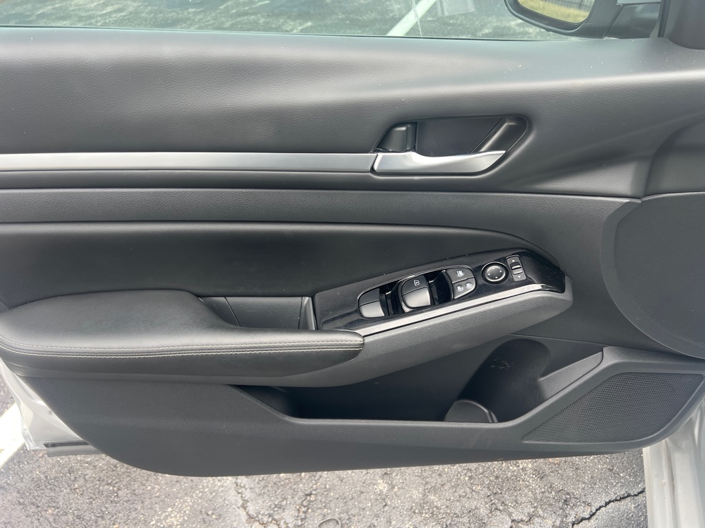 Photo 16 of this NISSAN ALTIMA