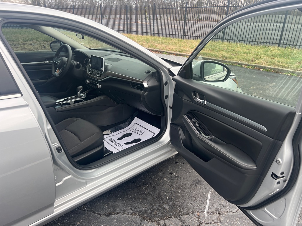 Photo 9 of this NISSAN ALTIMA