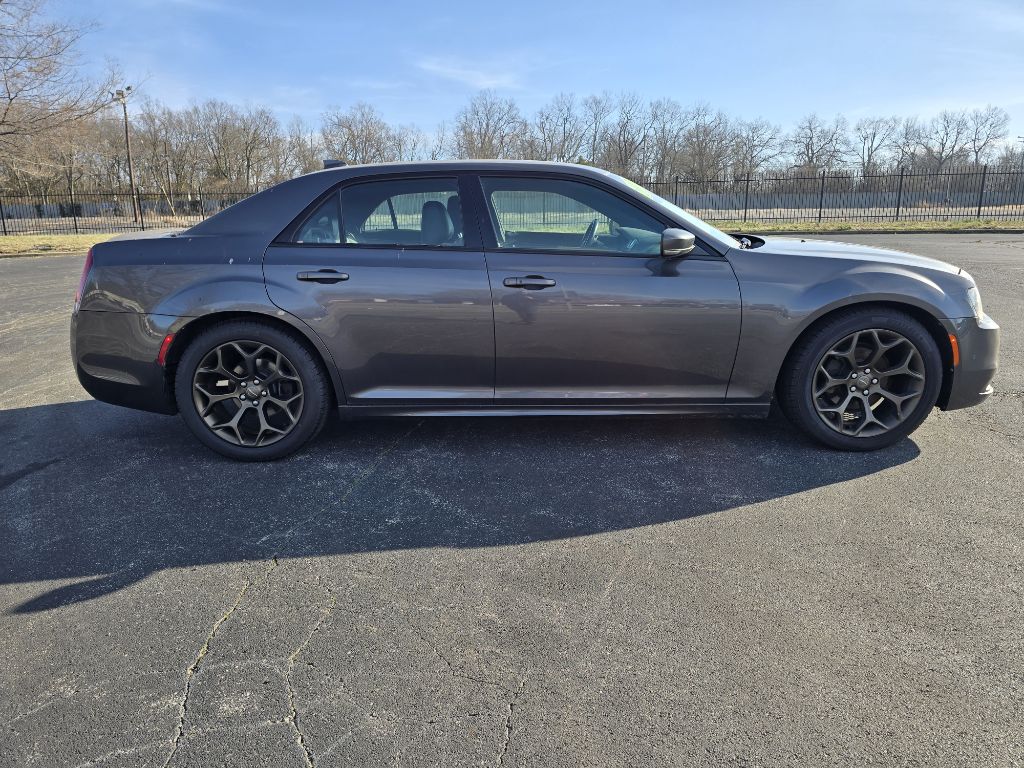 Photo 8 of this CHRYSLER 300