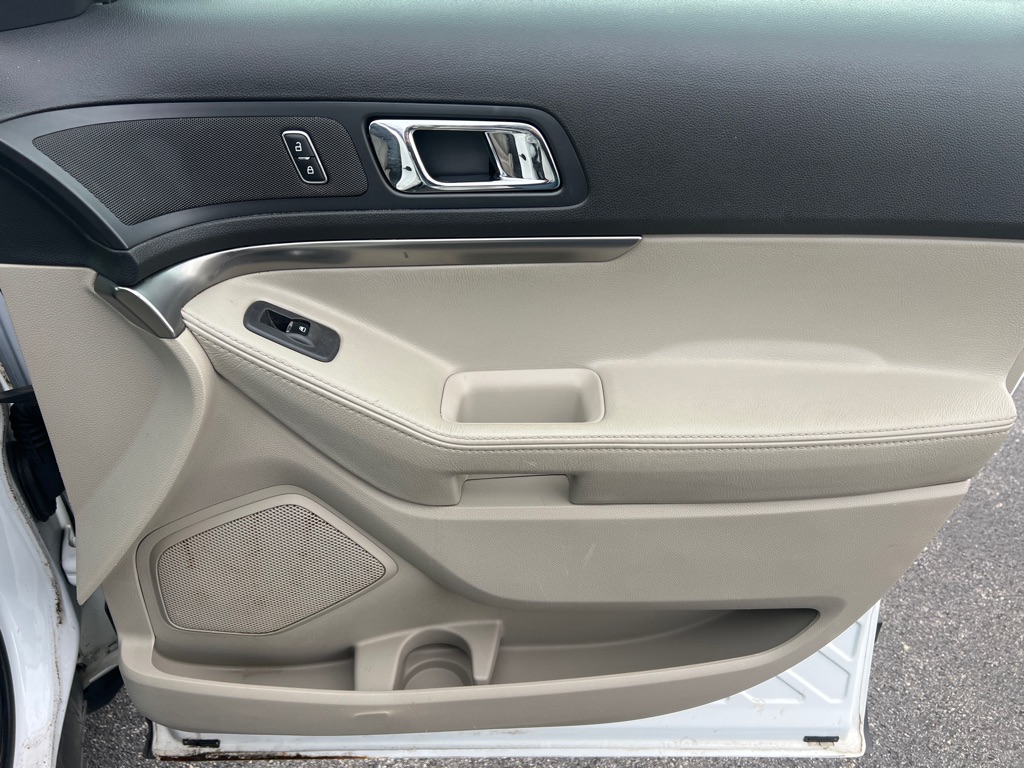 Photo 10 of this FORD EXPLORER