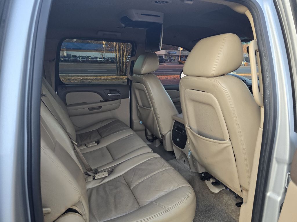 CHEVROLET SUBURBAN 2011 CHEVROLET SUBURBAN 1GNSKJE34BR190077