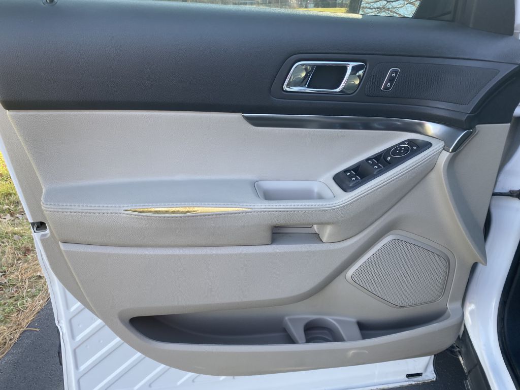 Photo 12 of this FORD EXPLORER
